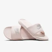 Chinelo Nike...